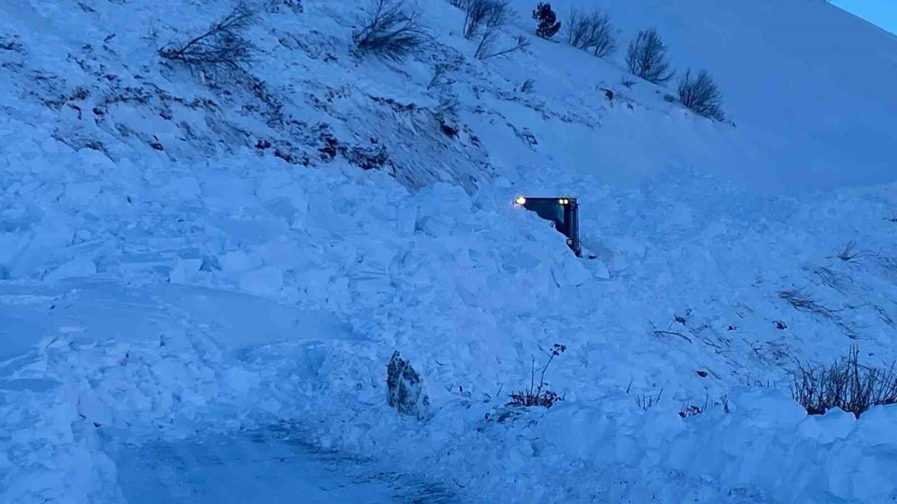 Vali Ergün: "Arama kurtarma çalışmaları durmadı, çığ riski sebebiyle ara verildi"
