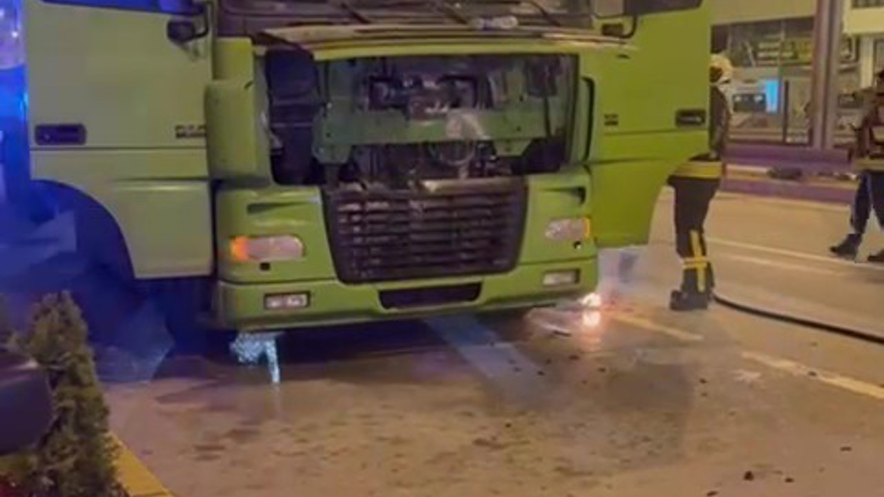 Seyir halindeki tır alev aldı
