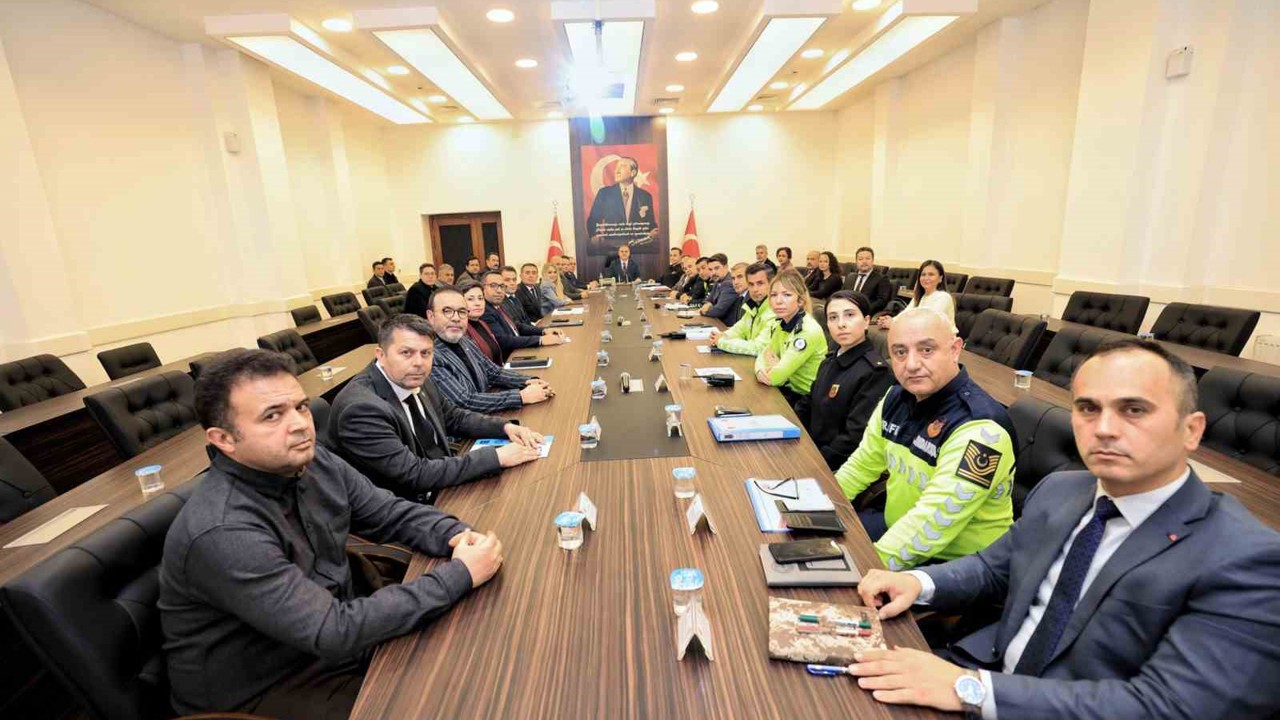 Vali Akbıyık başkanlığında ‘Okul Güvenliği’ toplantısı yapıldı
