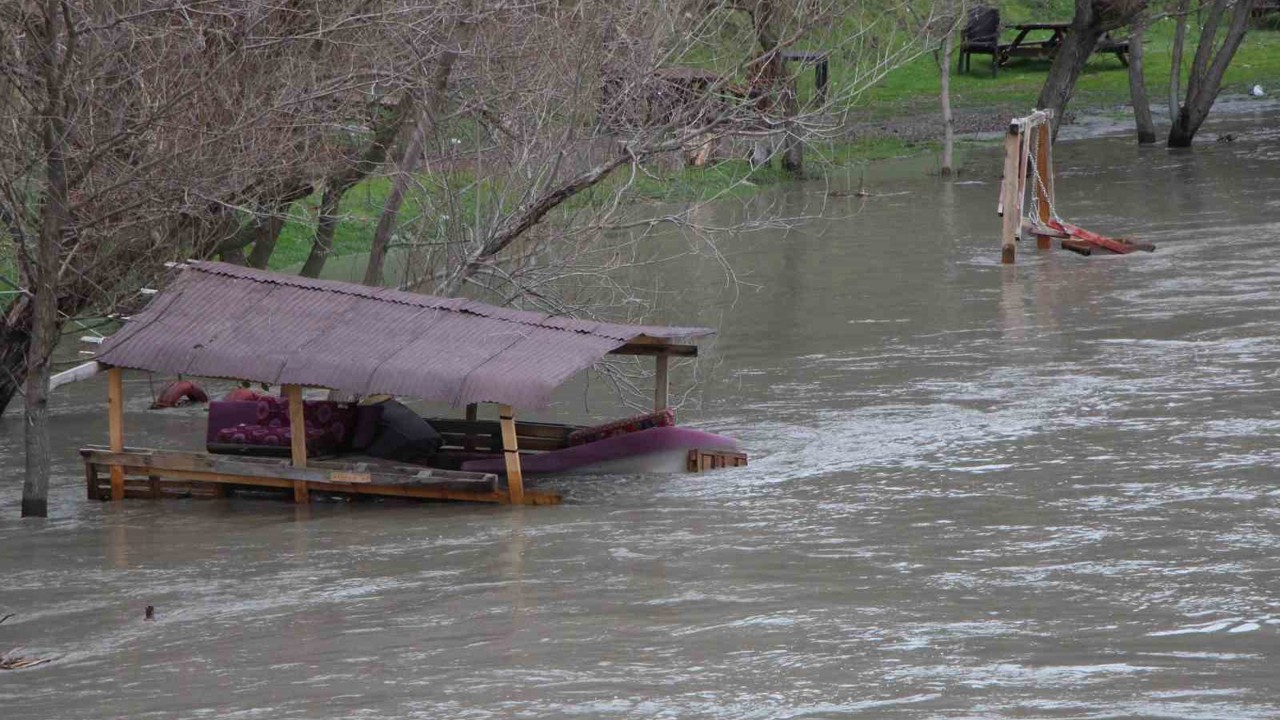 Yeşilırmak Nehri’nde su seviyesi 2 metreye kadar yükseldi, piknik masaları akıntıya kapıldı
