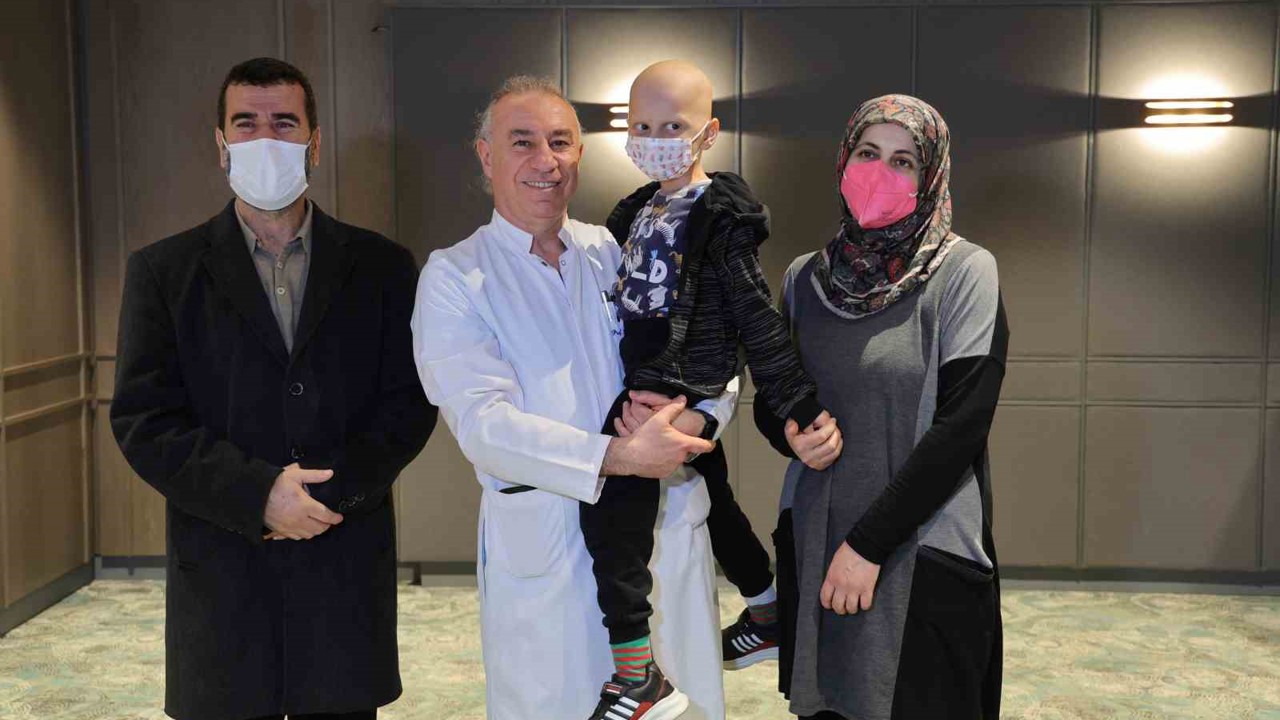 Depremzede Taha, babasından aldığı ilikle hayata tutundu
