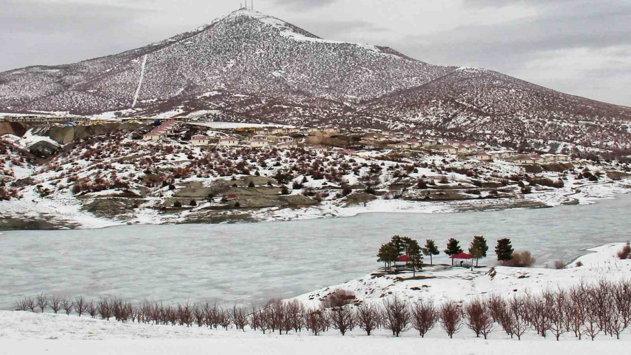 Kahramanmaraş’ta baraj ve göletler buz tuttu

