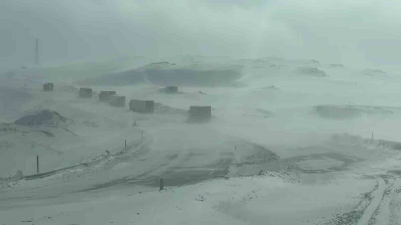 Kar ve tipi, Tendürek geçidini kapattı
