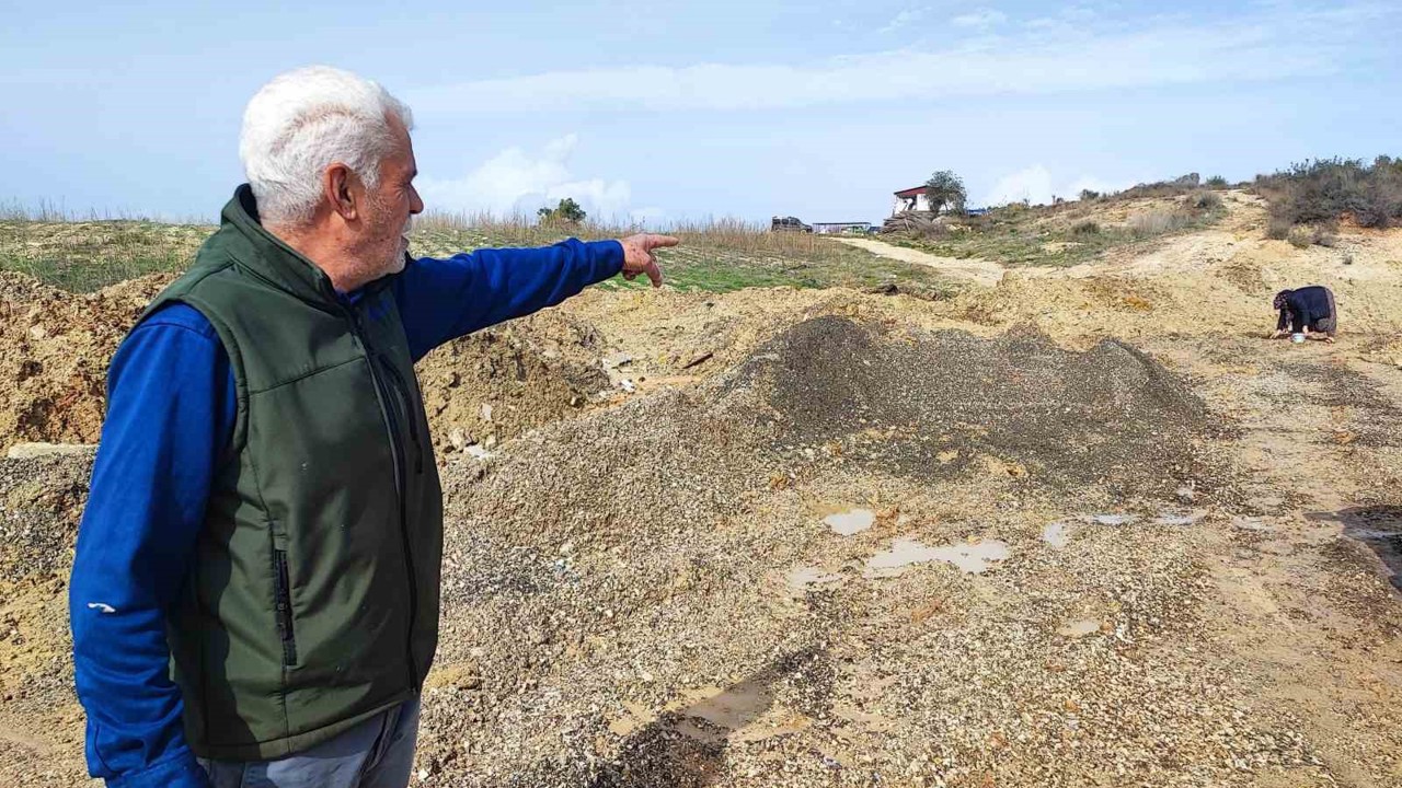 Depremzede aile evine giden tek yol kazılınca mağdur oldu
