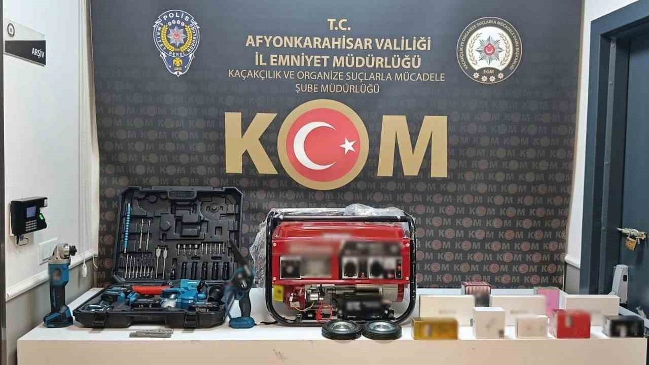 Polis kaçak parfüm ve elektronik malzeme ele geçirdi
