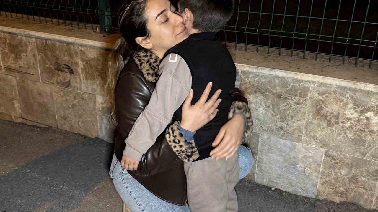 Anne, çocuğuna 1,5 yıl sonra polis merkezinde kavuştu
