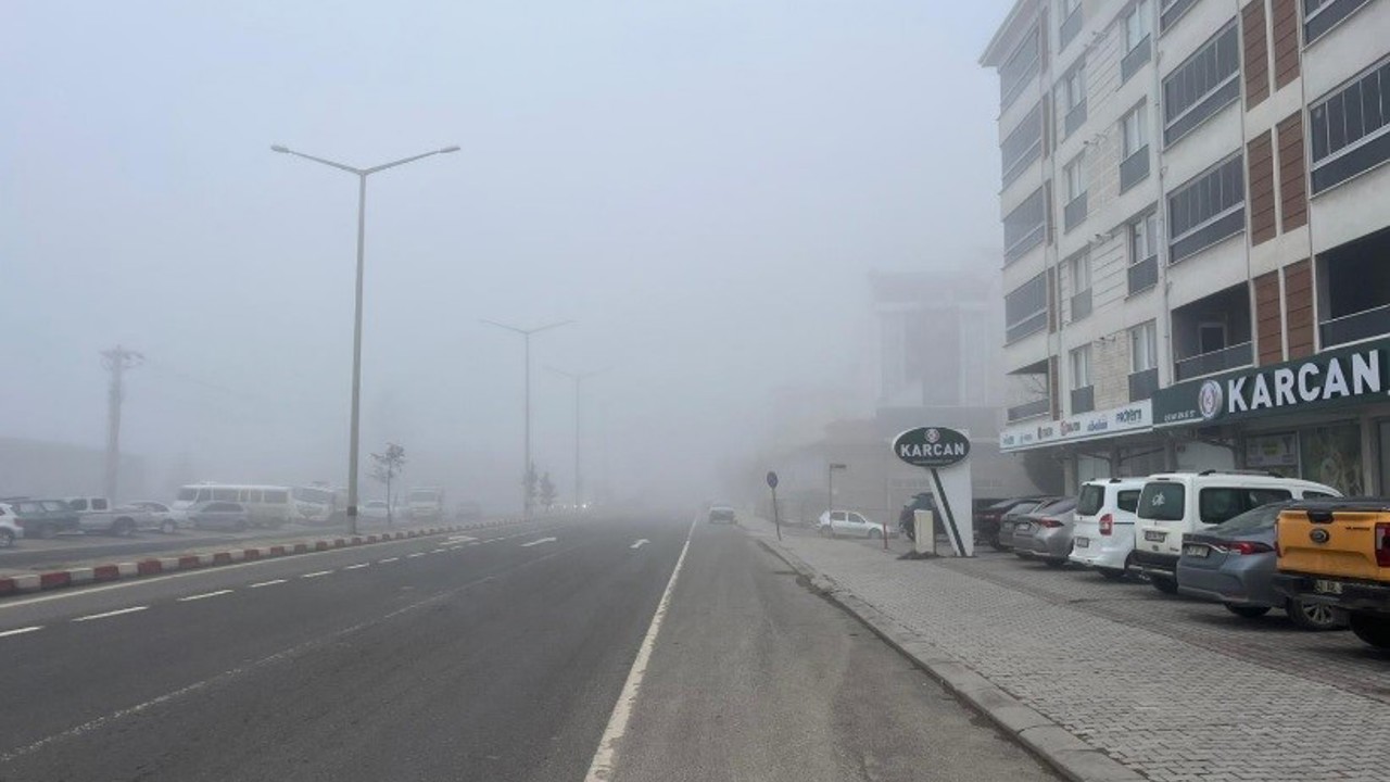 Tavşanlı’da yoğun sis nedeniyle görüş mesafesi düştü
