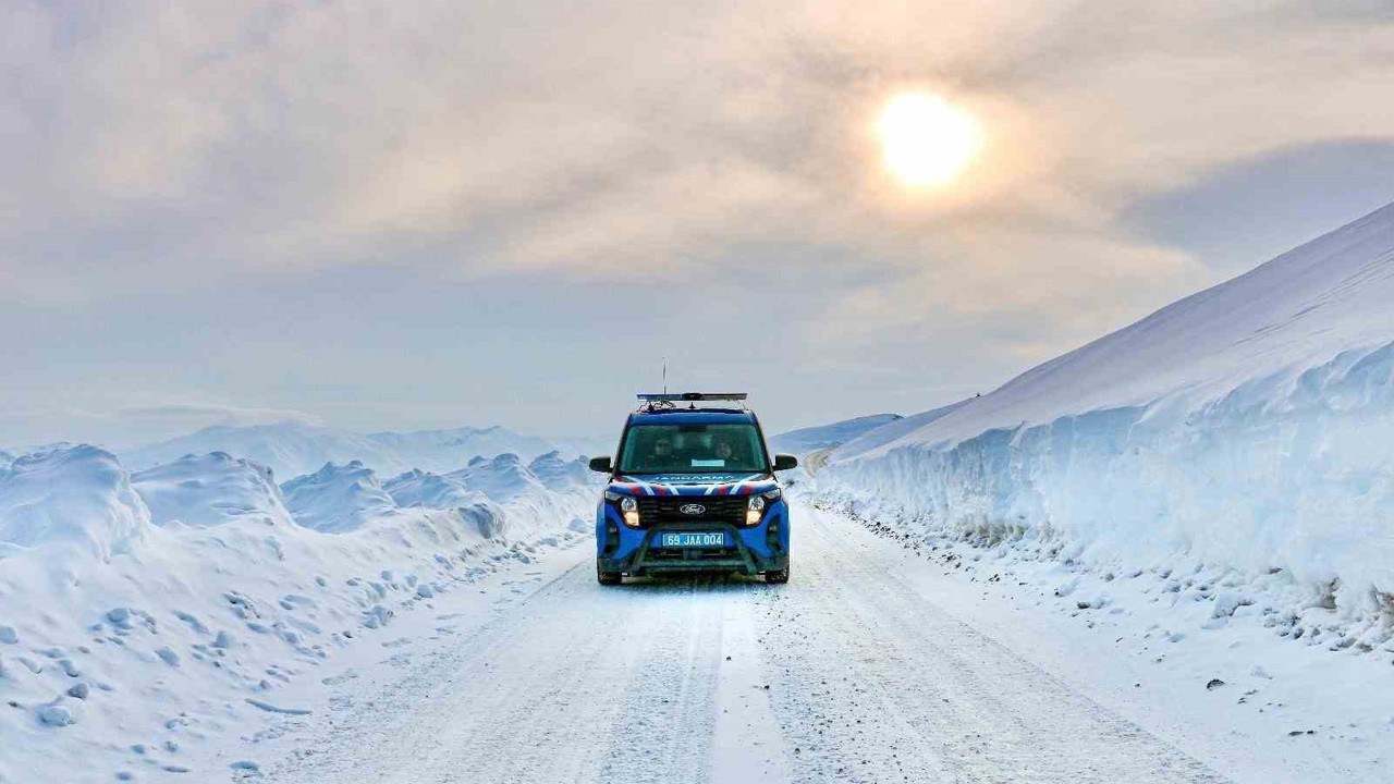 Beyaza bürünen Bayburt’ta jandarma ekipleri görev başında
