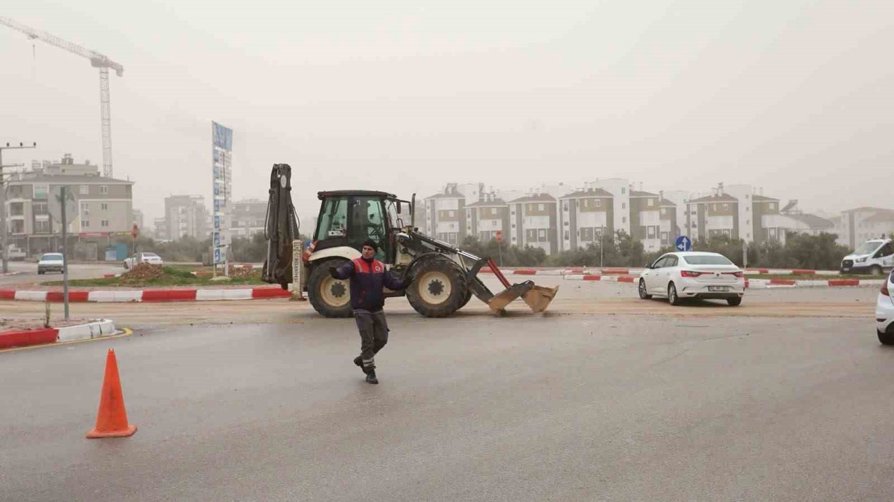 Kepez’de yağış sonrası bozulan yollara müdahale
