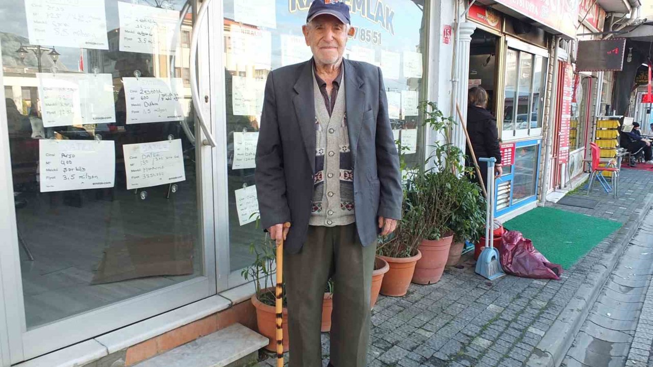 Burhaniye’de 97 yaşındaki Hasan dede ilçenin ayaklı tarihi oldu
