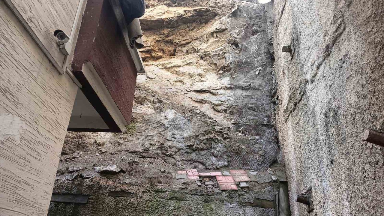 Üzerine gecekondular inşa edilen kayalıklardan düşen parçalar iki binanın mühürlenmesine neden oldu
