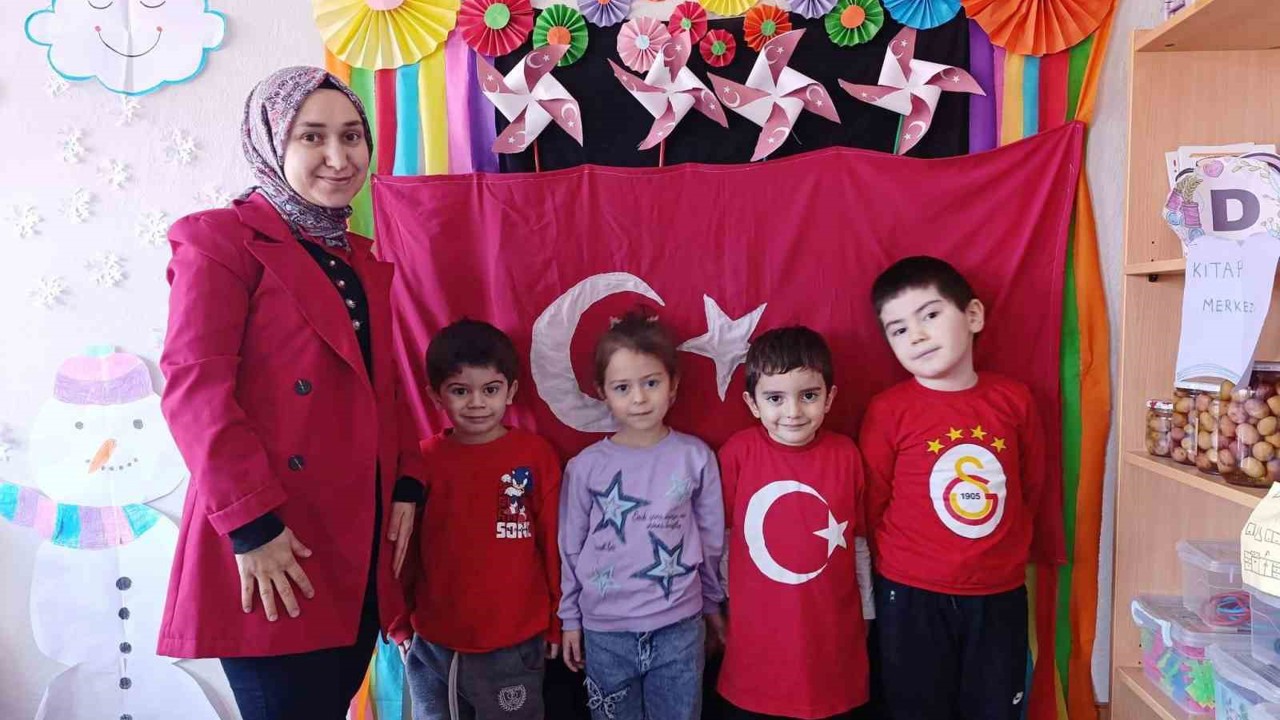 Hisarcık’ta minikler sınıfları için Türk bayrağını kendi elleri ile dikti
