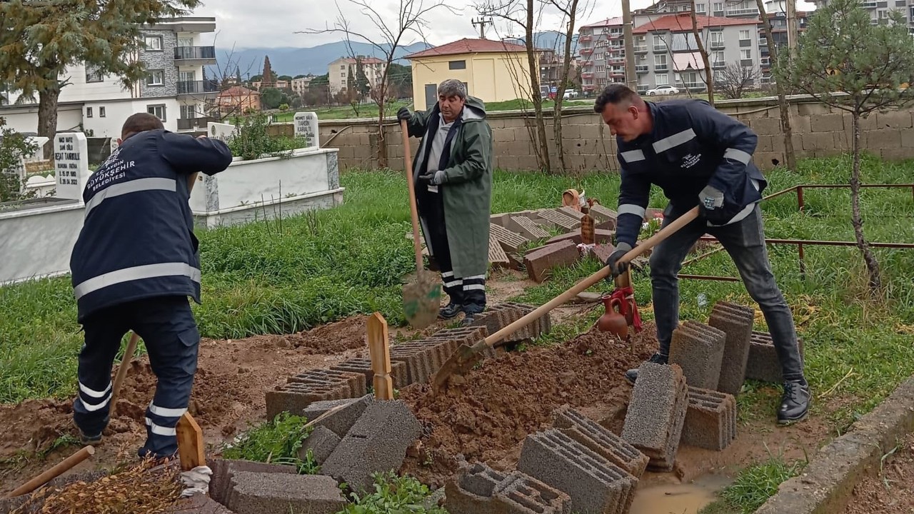 Aydın Büyükşehir, Çine’de mezarlıklarda onarım ve bakım çalışması gerçekleştirdi
