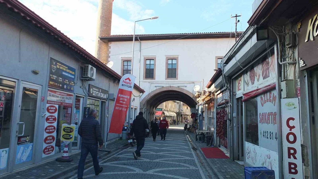 Burhaniye’de altından yol geçen cami ilgi odağı oldu
