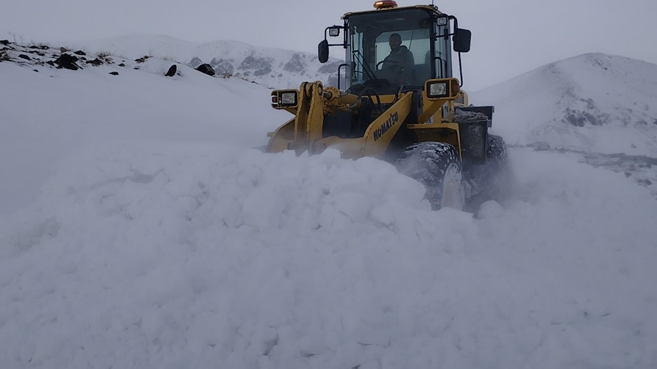 Kars’ta tipi 48 köy yolunu ulaşıma kapadı
