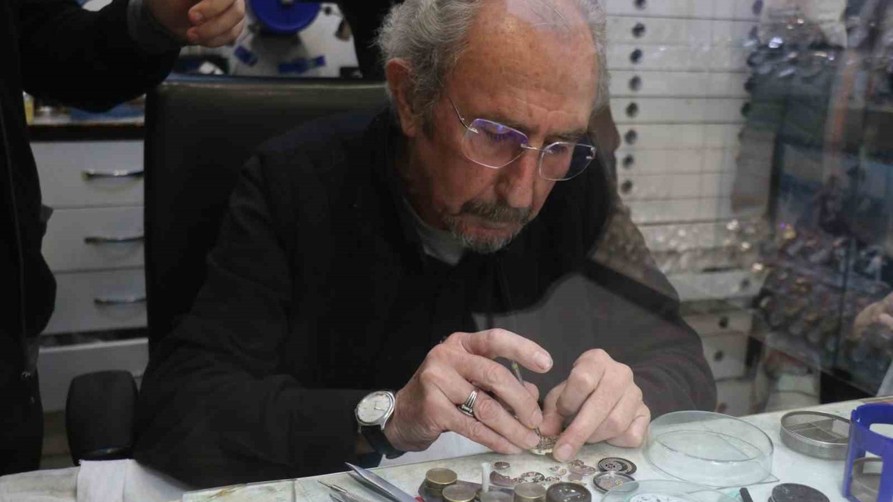 Okuldan vazgeçti, ömrünü akrep ve yelkovana adadı
