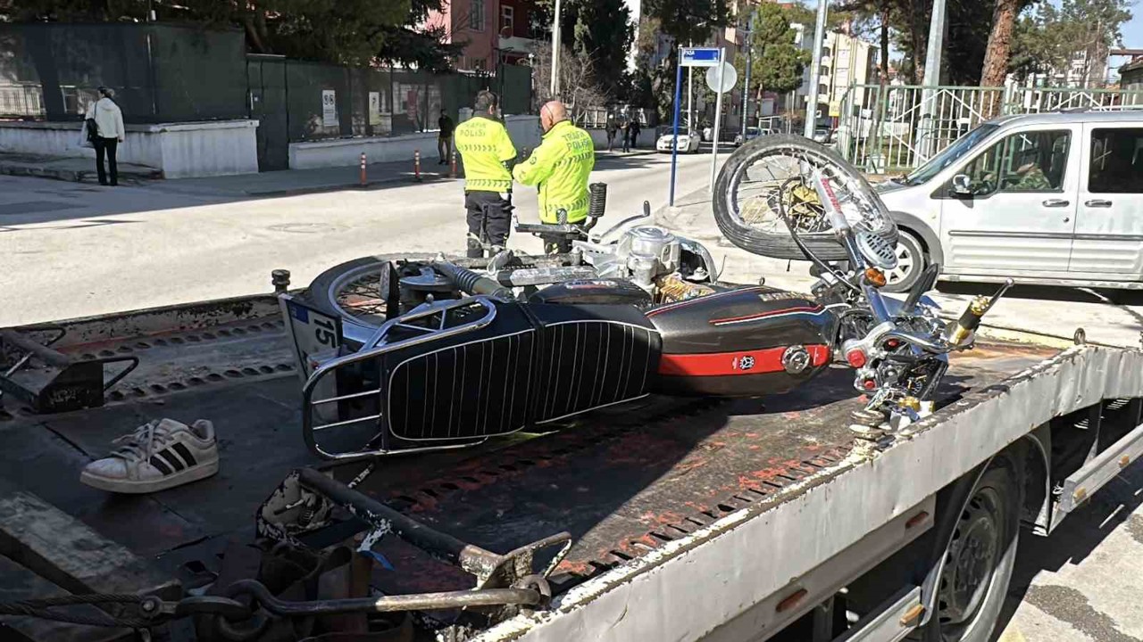 Motosiklet kavşağa kontrolsüz girerek otomobile çarptı: 1’i ağır 2 yaralı
