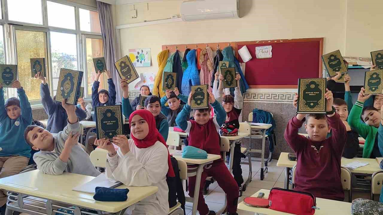 Anamur’da öğrencilere Kur’an-ı Kerim hediye edildi
