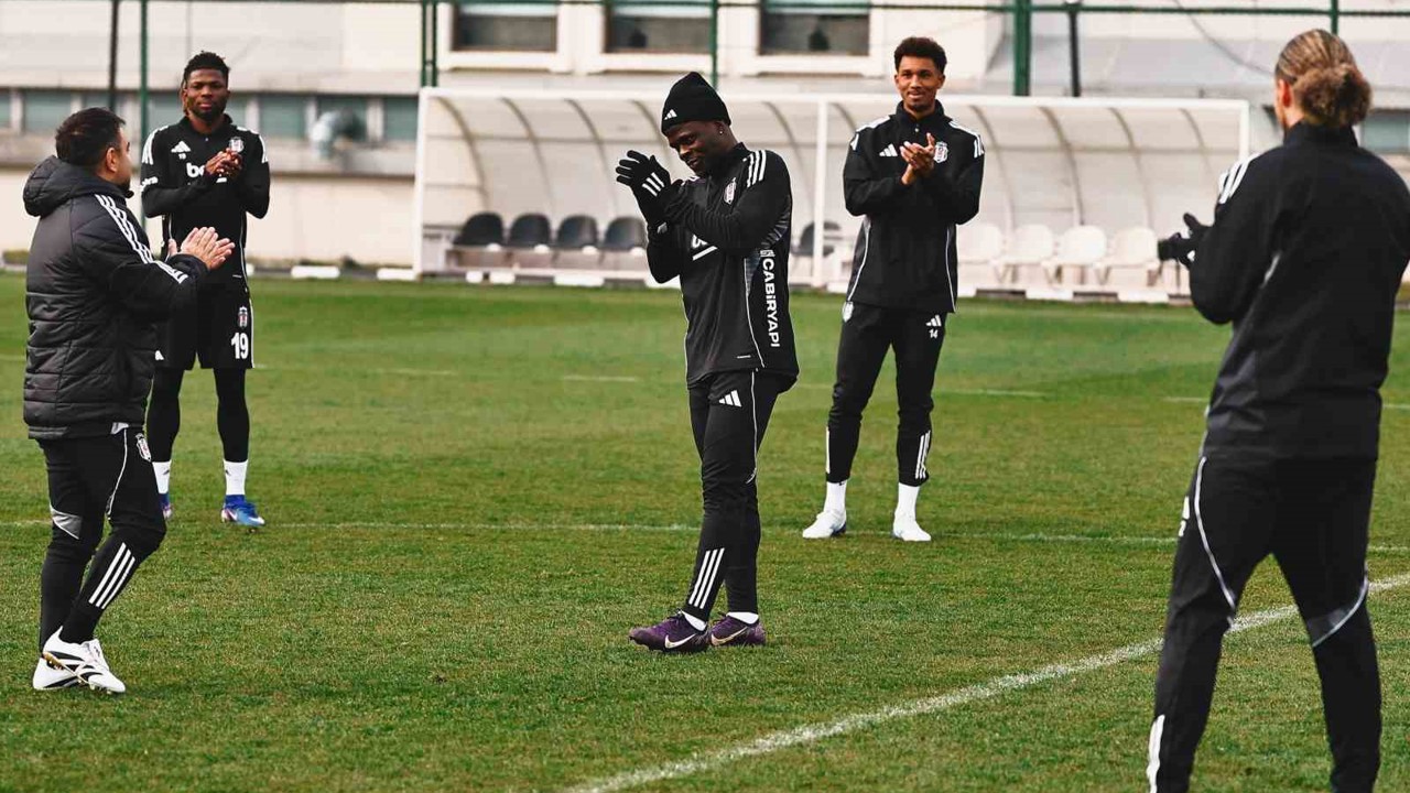 Beşiktaş’ta Junior Olaitan ilk idmanına çıktı
