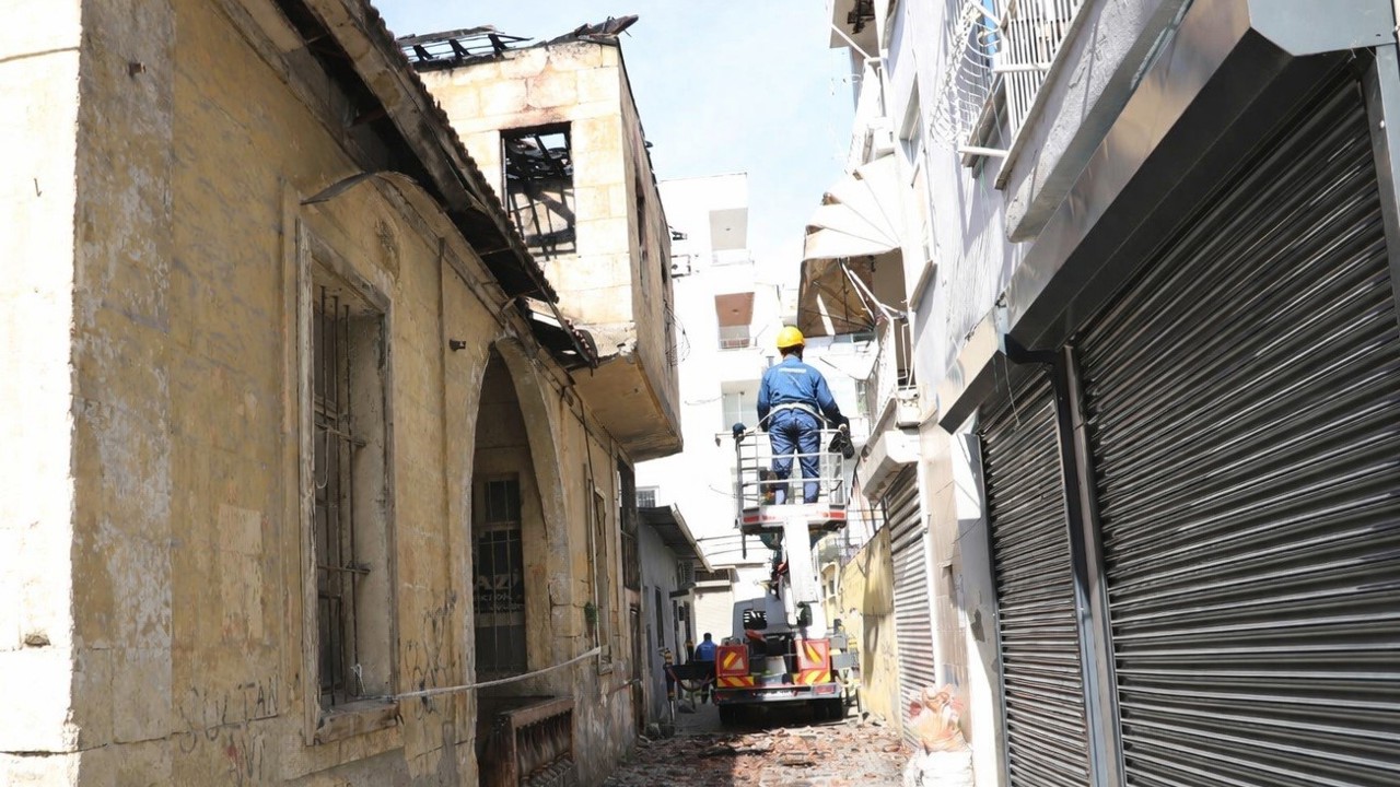 Yangında zarar gören tarihi Mersin evinin çatısı temizlendi
