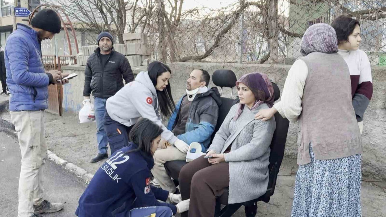 Aksaray’da kamyonet ile hafif ticari araç çarpıştı: 3 yaralı
