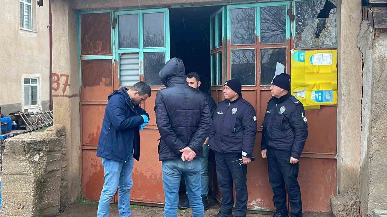 Karaman’da evinin deposunda silahla vurulmuş halde bulunan şahıs kurtarılamadı
