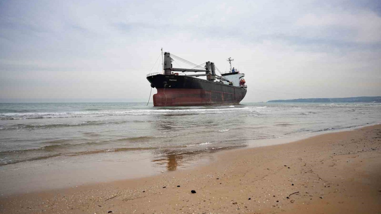 Sarıyer’de karaya oturan gemiyi kurtarma çalışmaları sürüyor
