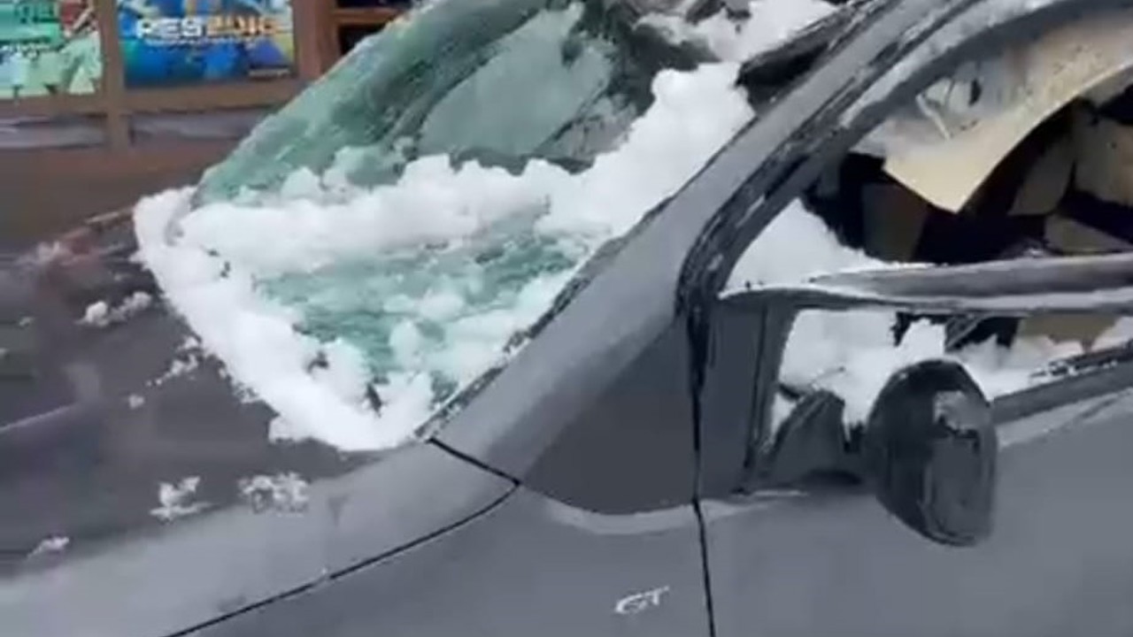 Park halindeki aracın üzerine çatıdan kar kütlesi düştü
