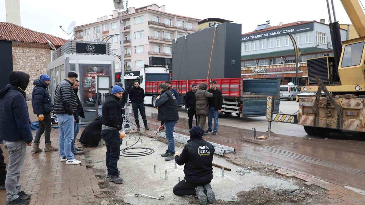 Alaca Cumhuriyet Meydanı’na dev led ekran kuruldu
