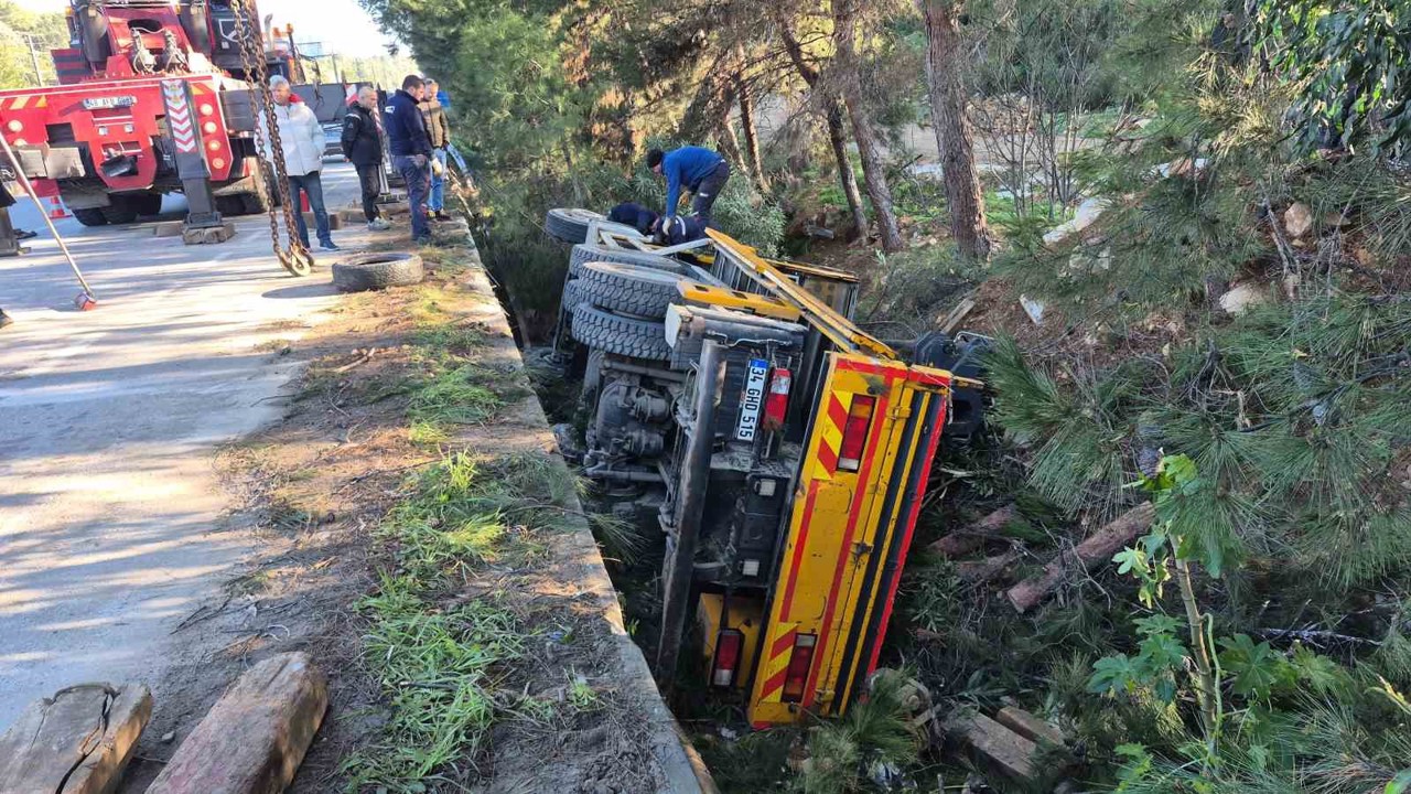 Otomobile çarpıp şarampole devrildi: 1 yaralı
