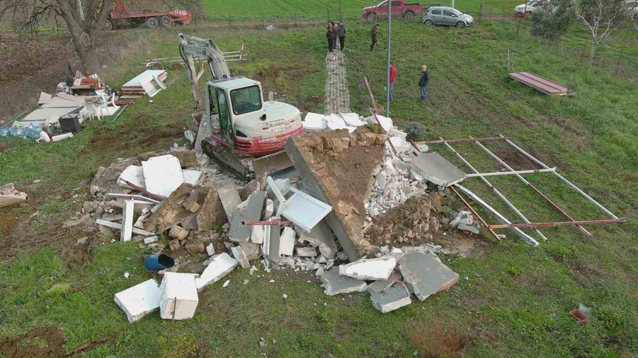 Çanakkale’de 10 kaçak yapı yıkıldı
