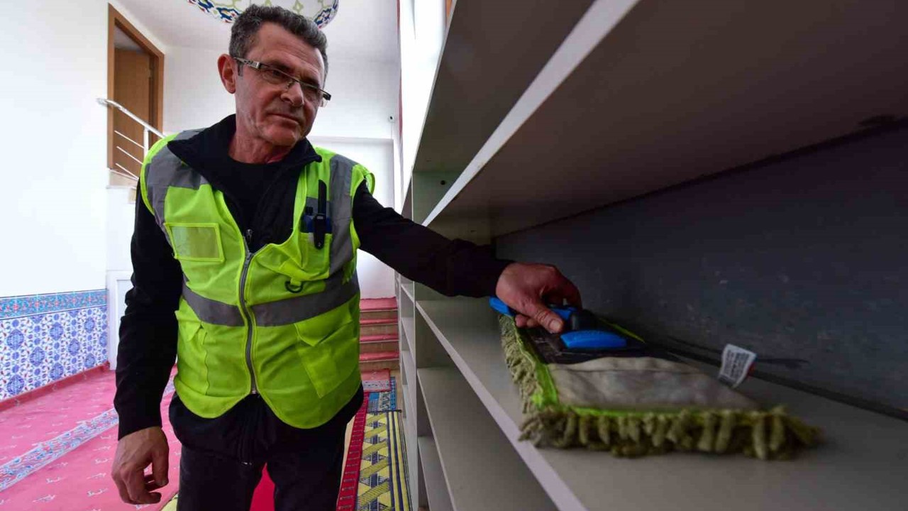 Bursa’daki camilerde Ramazan temizliği
