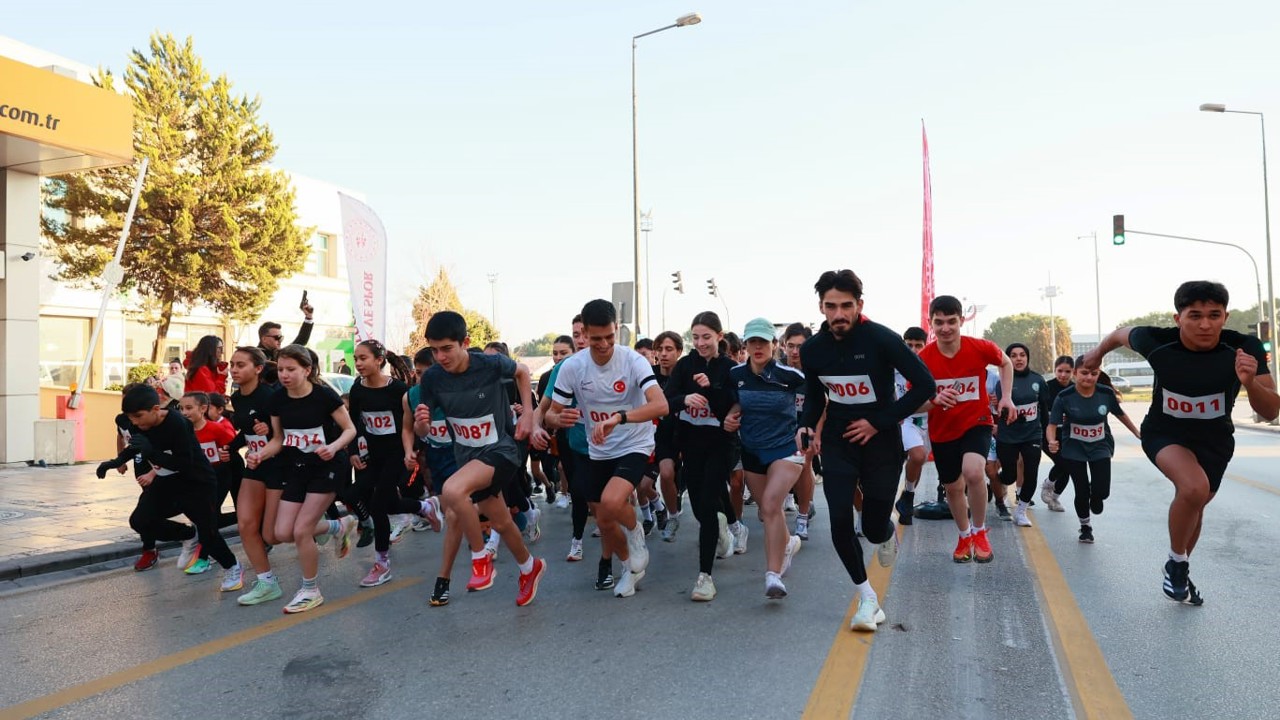 Atatürk Yol Koşusunda dereceye giren sporcular ödüllendirildi
