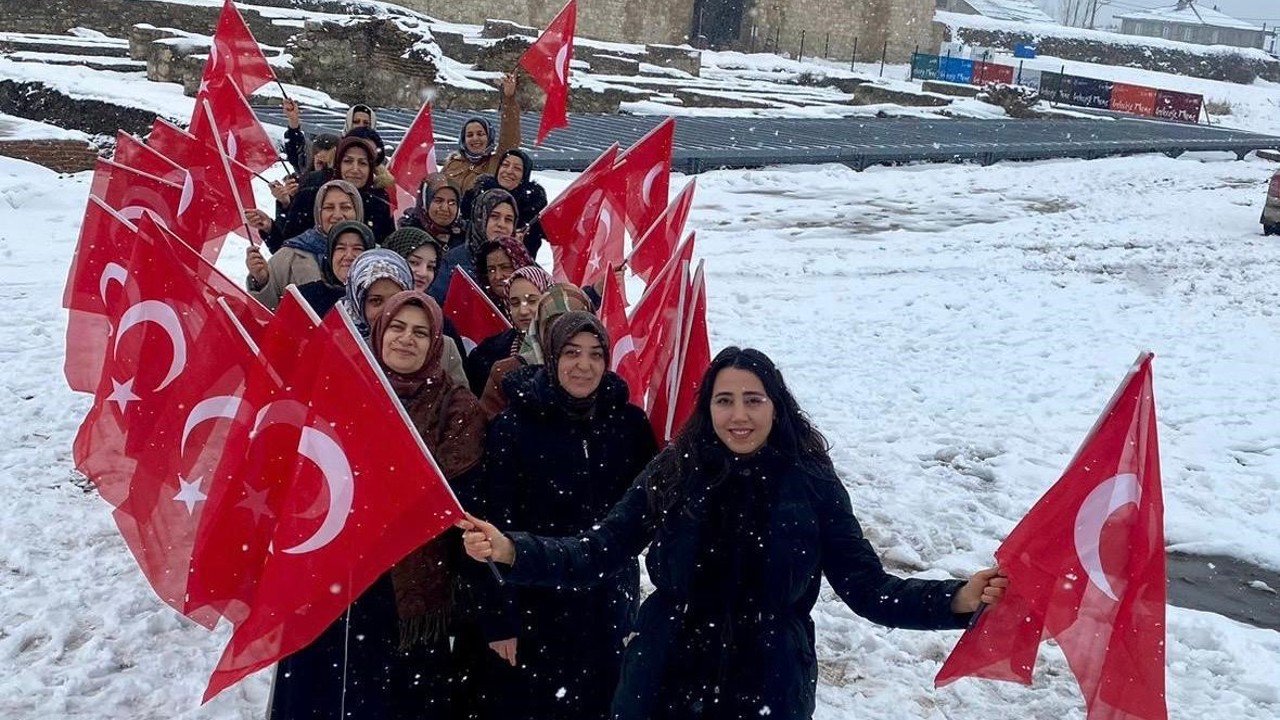 Van Kalesi’nde kadınlardan bayrak sevgisi yürüyüşü
