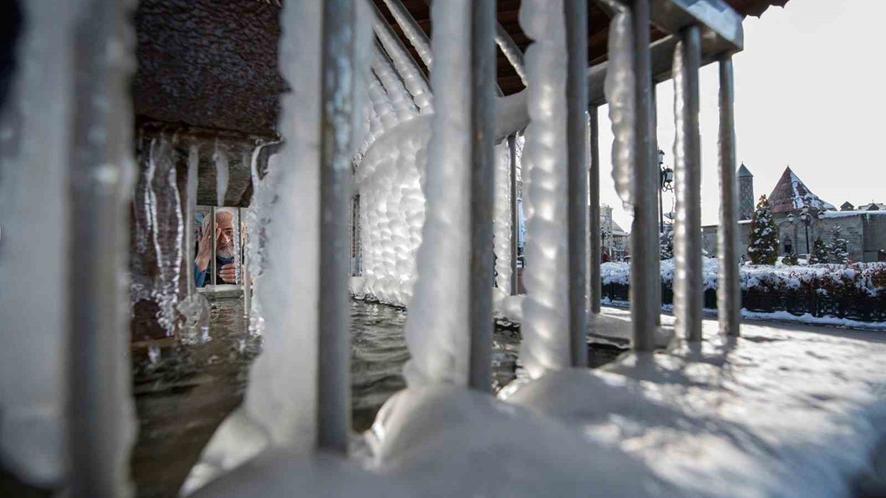 Erzurum’da soğuklar etkili oluyor; Çeşme ve şadırvanlar dondu
