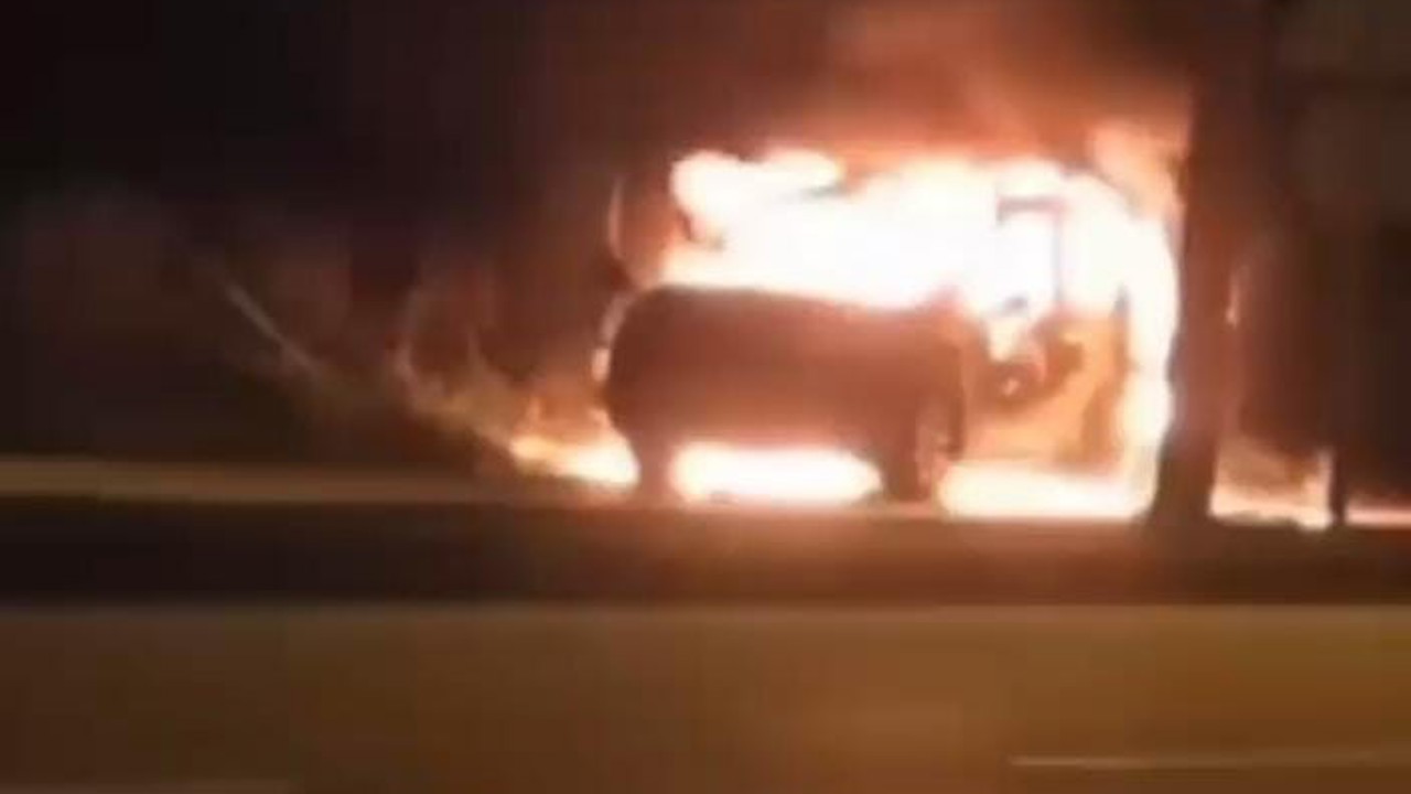 Seyir halindeyken alev alan otomobil kullanılmaz hale geldi
