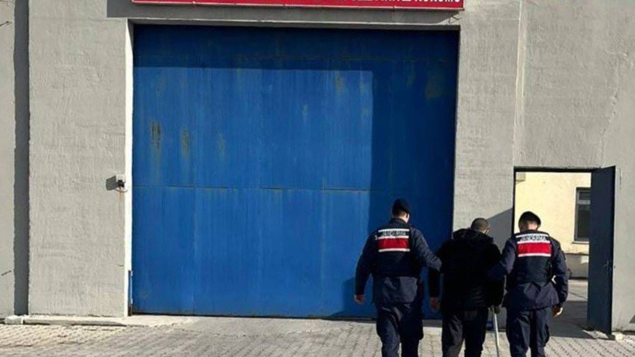 Jandarma 46 yıl 6 ay hapis cezasıyla aranan şahsı yakaladı
