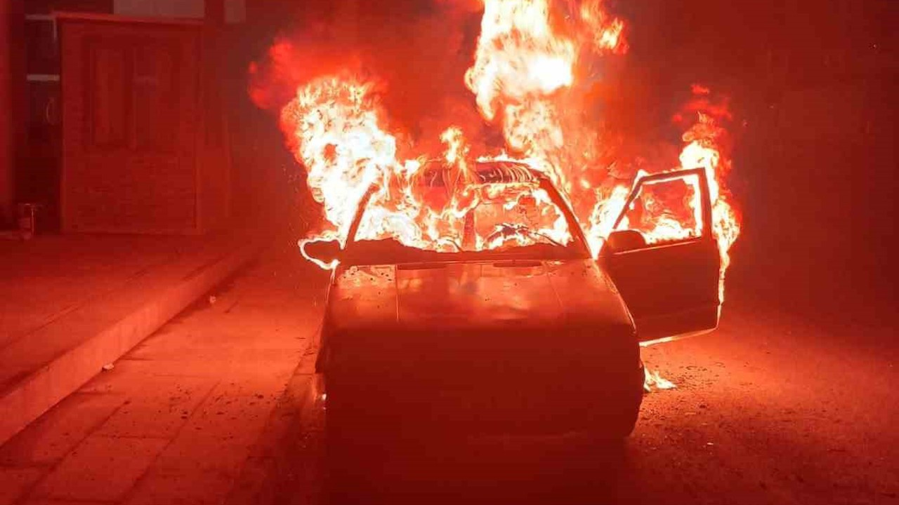 Emanet aldığı otomobil yanınca ne yapacağını şaşırdı
