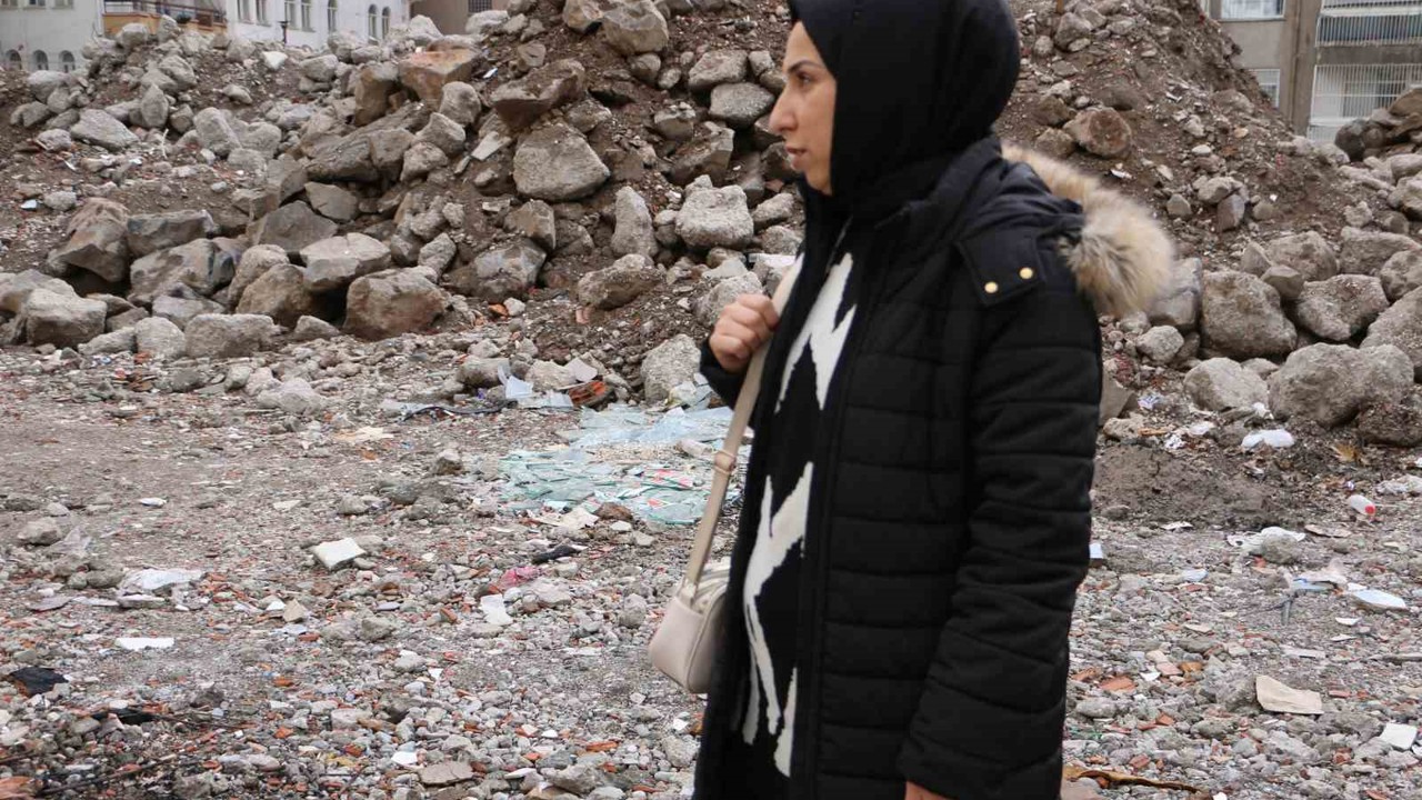 Depremin ilk yarım saatinde annesini kaybetti, 60 saat sonra kendisi kurtarıldı
