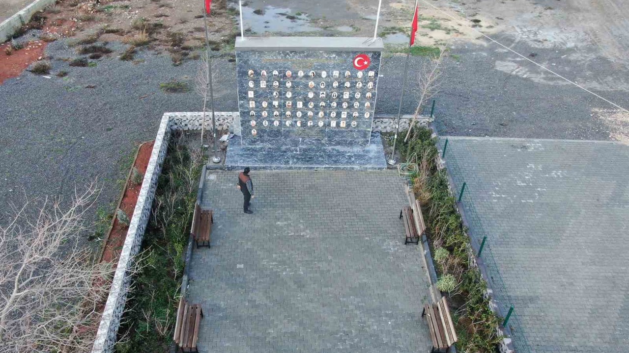 İki çocuğunu kaybeden muhtar köyüne deprem anıtı yaptırdı
