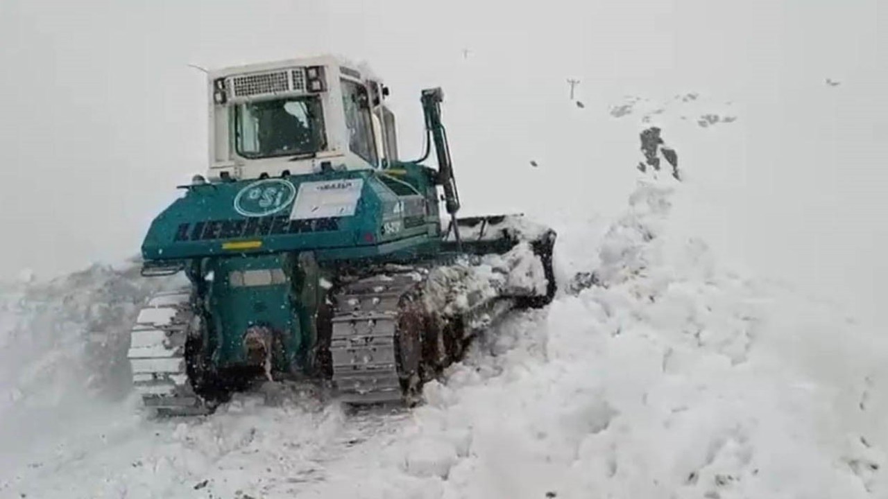 Şırnak’ta karla mücadele çalışmaları aralıksız sürüyor
