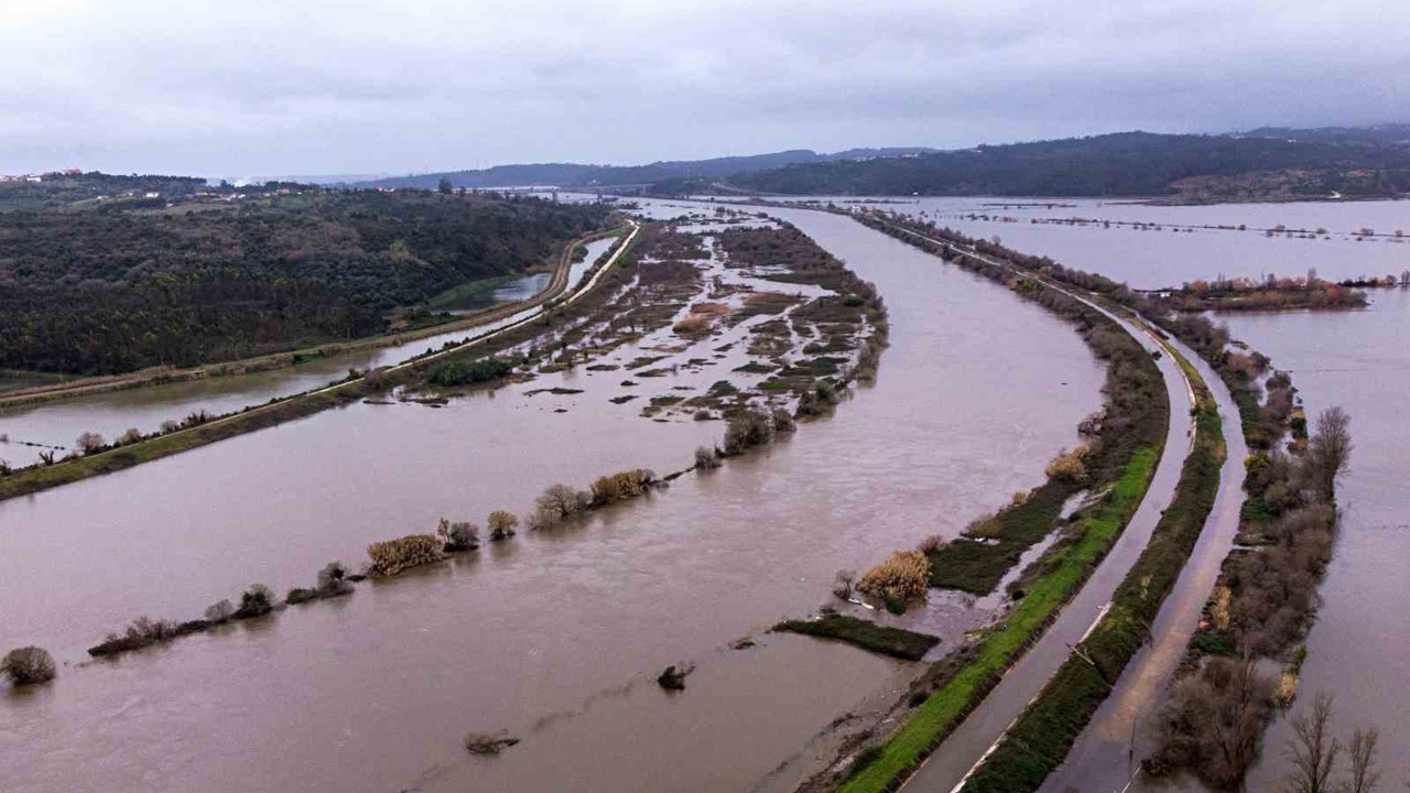 Portekiz’i fırtına vurdu: 1 kişi sel suyuna kapılarak hayatını kaybetti
