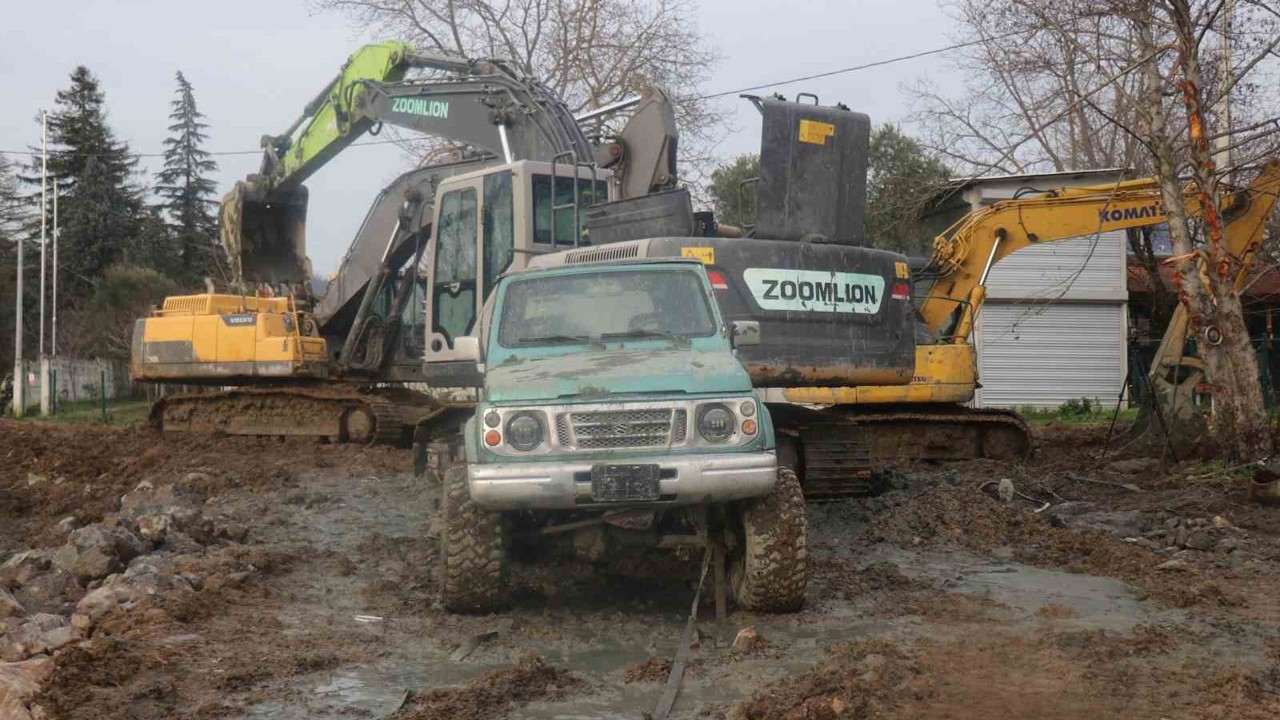 Sakarya’da "fıkra gibi olay: Kurtarmaya gelen de battı
