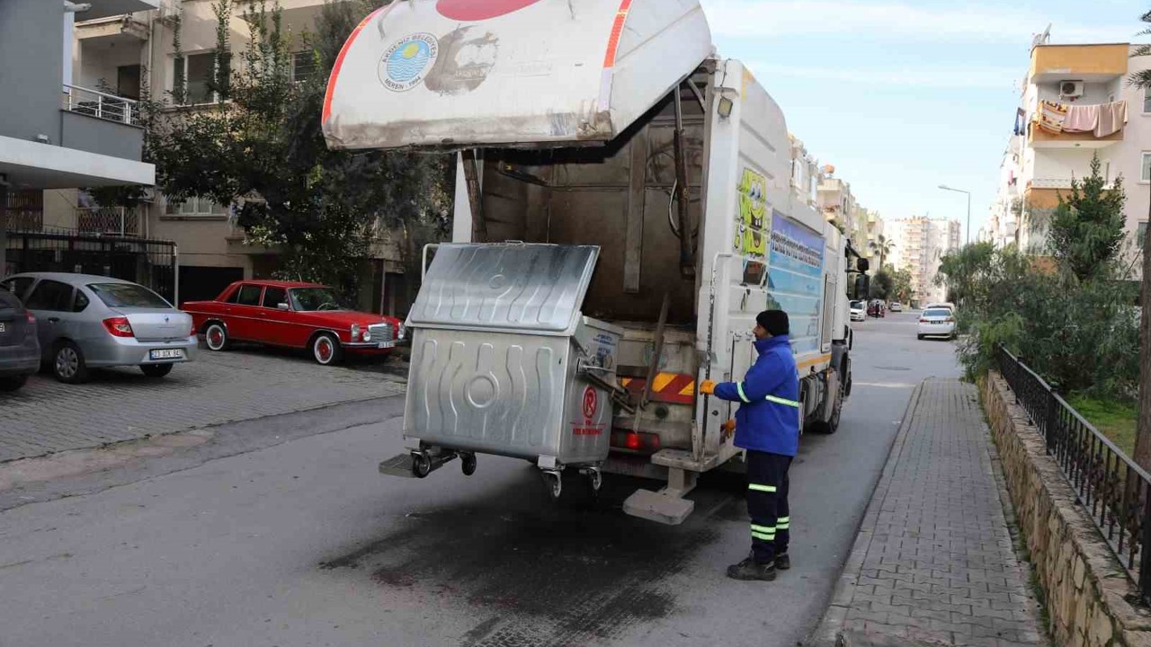Akdeniz Belediyesinden konteynerlere kapsamlı temizlik çalışması
