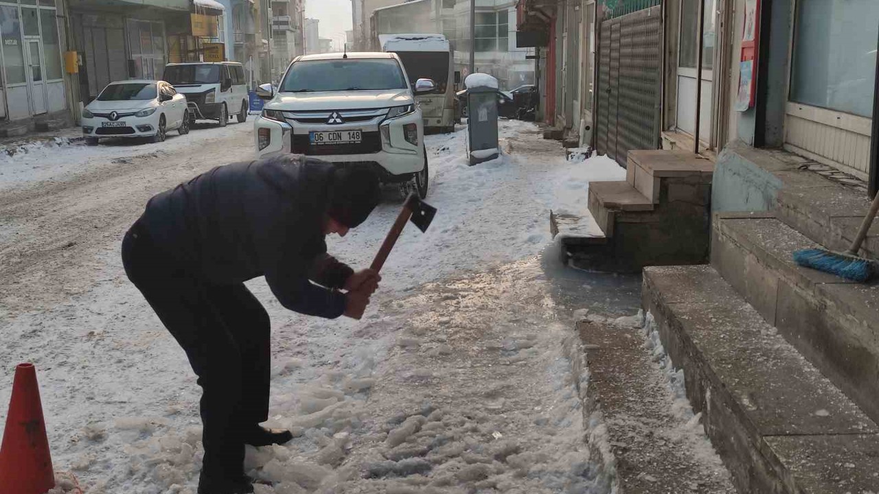 Ardahan’da dondurucu soğuk ağaçları kırağıyla kapladı
