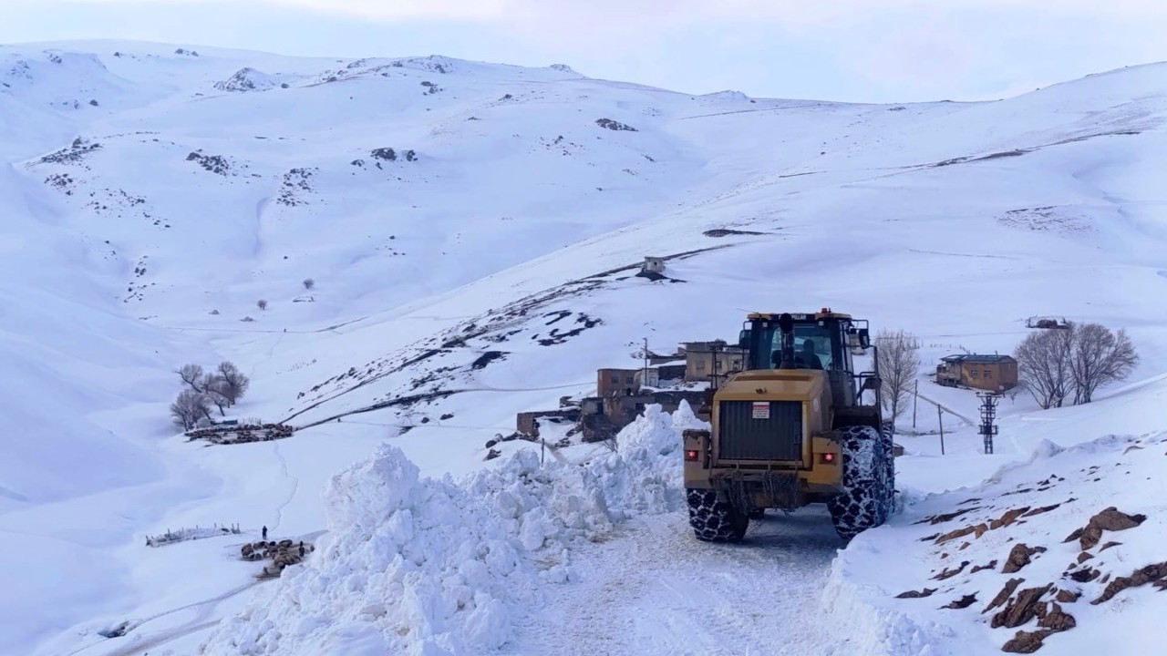 Van’da kardan dolayı kapanan 34 yerleşim yerinin yolu açılıyor
