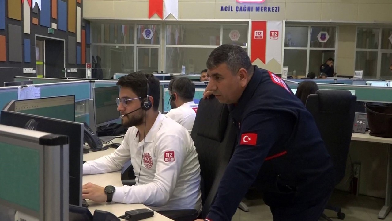 Deprem anında telefonu bırakmadılar: 112 çalışanları o geceyi anlattı
