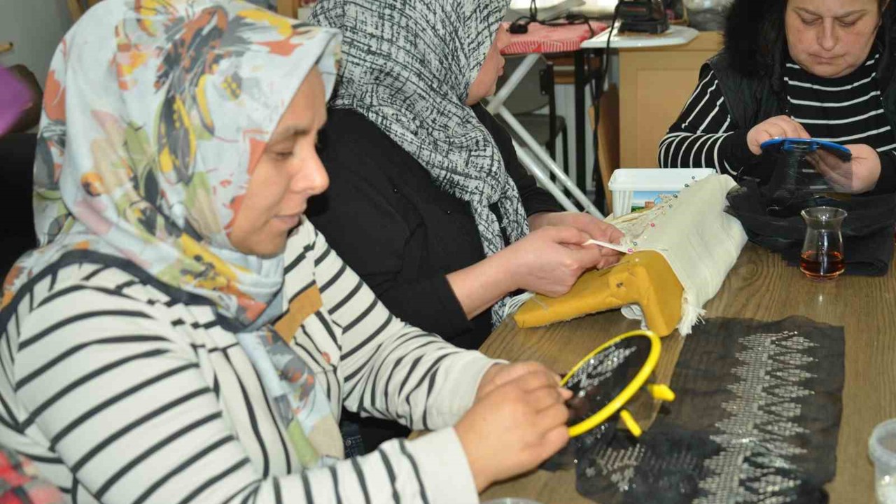 Kadınlar bu kurslarda hem sosyalleşiyor hem öğreniyor
