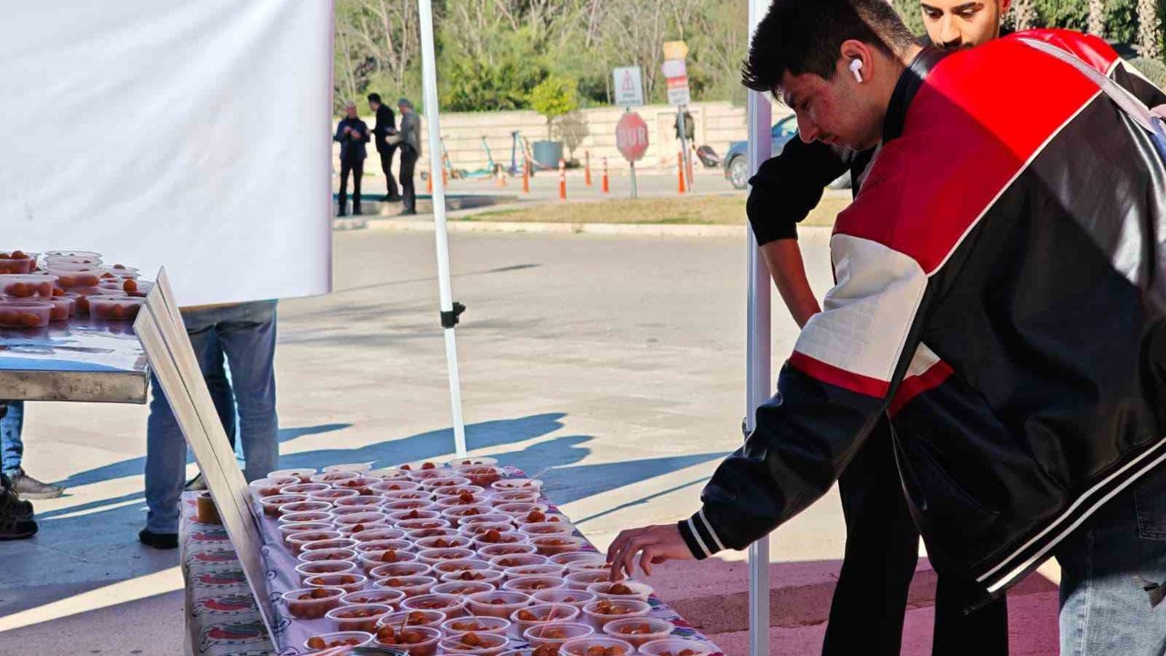 Kepez’de trafik kazasında hayatını kaybeden AÜ öğrencileri için lokma hayrı

