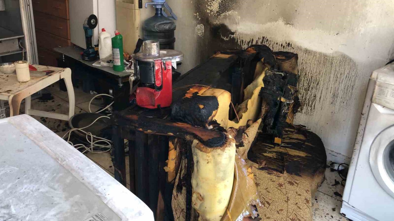 Elazığ’da depo yangını ekiplerce söndürüldü
